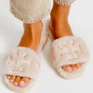 TORY BURCH DOUBLE T SHEARLING SLIDE
SHEARLING SLIDE - SIZE 8